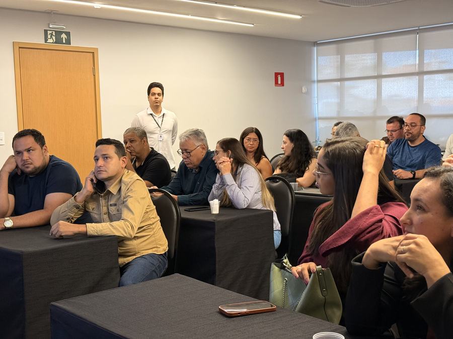Visão ampla da sala de treinamento com todos os lugares ocupados durante a capacitação.