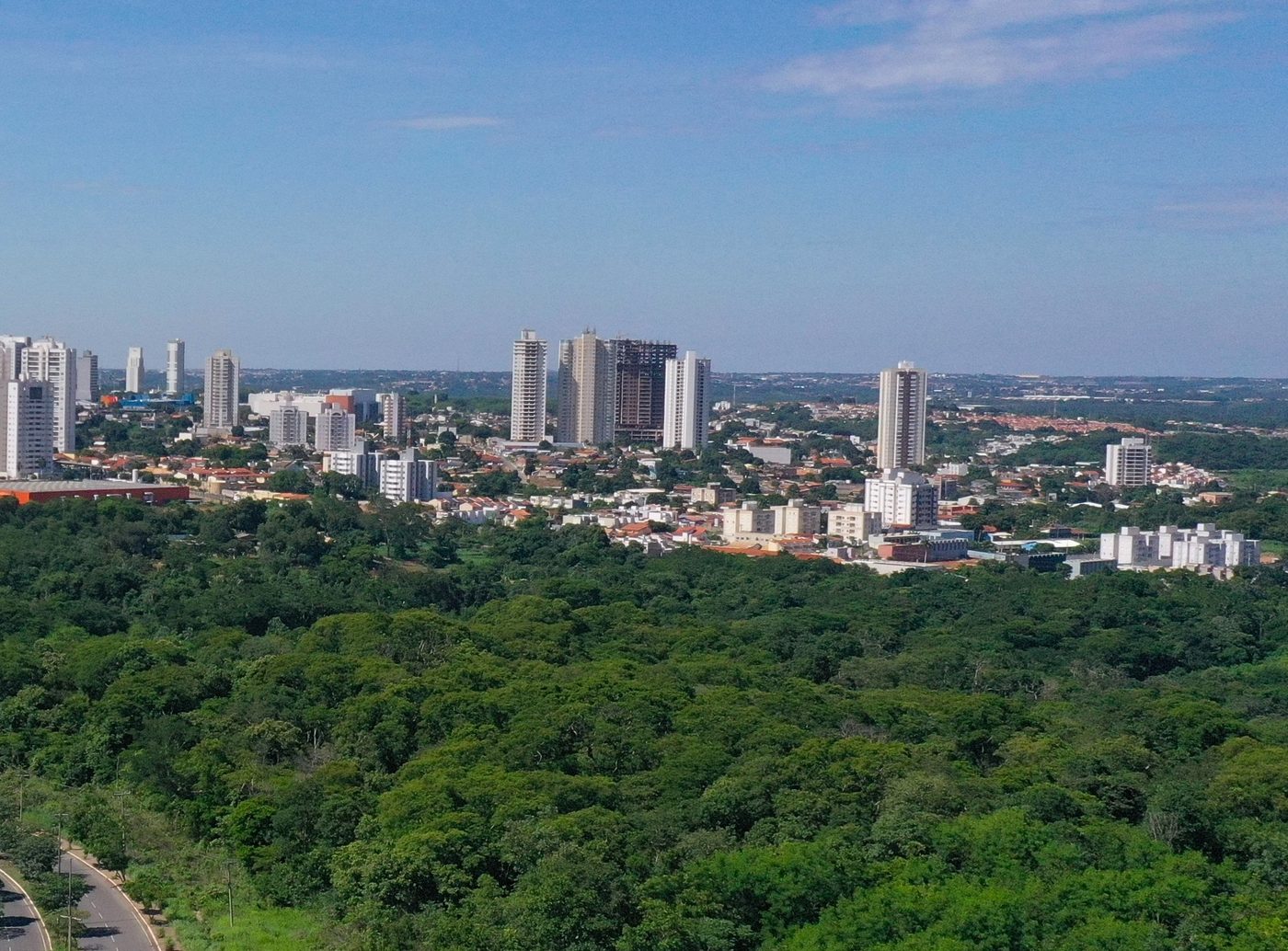 Vista aérea de área urbana em Cuiabá